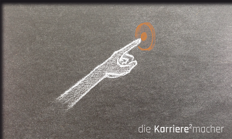 Wie Sie Ihren Mentor für sich gewinnen. Bild: Kreidezeichnung auf Schiefertafel - Arm drückt Klingelknopf