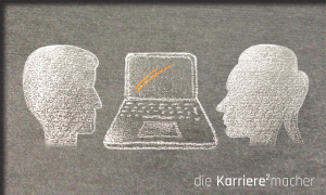 Kreidezeichnung auf Schiefertafel: Zwei Personen blicken sich über einem Laptop in die Augen