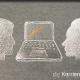 Kreidezeichnung auf Schiefertafel: Zwei Personen blicken sich über einem Laptop in die Augen