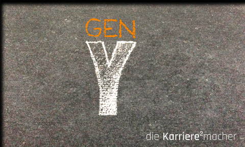 Kreidezeichnung auf Schiefertafel: Text "Gen Y"