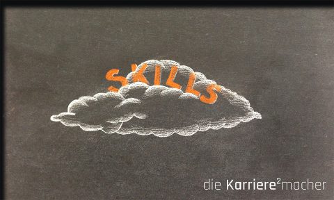 Kreidezeichnung auf Schiefertafel: Schriftzug "Skills" auf einer Wolke