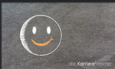 Kreidezeichnung auf Schiefertafel: Smiley als Symbol für Glück und Erfolg