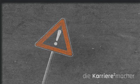 Kreidezeichen auf Schiefertafel: Verkehrsschild Achtung (vor diesen Fehlern von Mentoren)