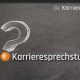 Kreidezeichnung auf Schiefertafel: Fragezeichen und Karrieresprechstunde