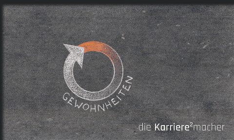 Kreidezeichnung auf Schiefertafel: zirkulierender Kreis mit Wort "Gewohnheiten"